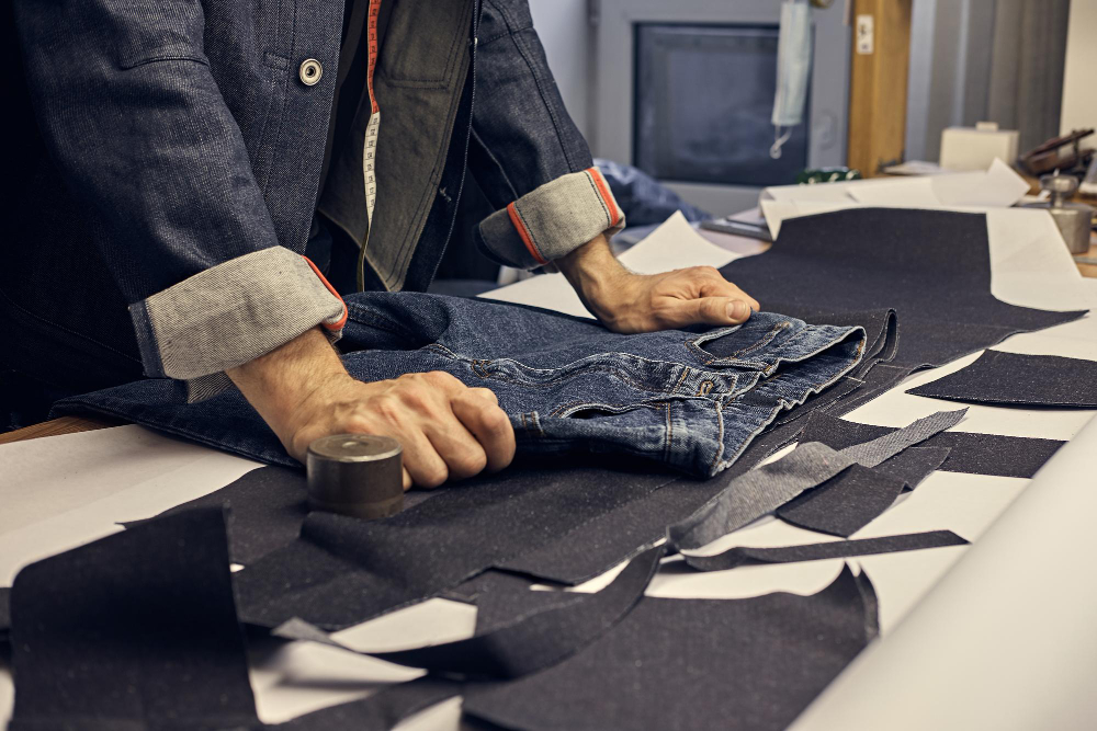 imagen-recortada-sastre-hace-medidas-jeans-metro-taller-costura